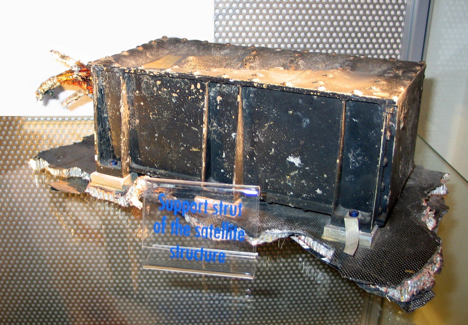 En förvriden metallstrut ur en satellitstruktur, återfunnen bland vrakdelarna efter Ariane 501.